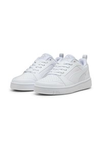 Baskets blanches en cuir synthétique, avec un design bas, une boîte à orteils perforée, des lacets et une semelle en caoutchouc à surface texturée.