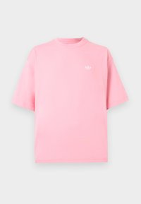 Ροζ T-shirt με κοντά μανίκια και στρογγυλή λαιμόκοψη, με μικρό λευκό λογότυπο Adidas Trefoil στο αριστερό στήθος, απλό σχέδιο σε ανοιχτό φόντο.