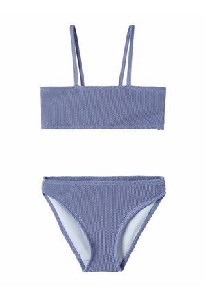 Jasnofioletowy, teksturowany dwuczęściowy bikini z cienkimi ramiączkami na górze i umiarkowanym zakryciem na dole na białym tle.