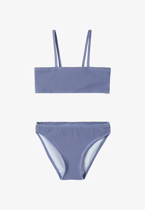 Bikini deux pièces texturé violet clair avec fines bretelles sur le haut et bas à couverture modérée sur fond blanc.