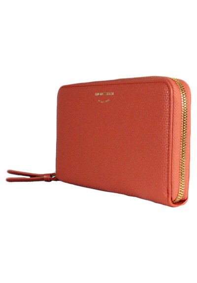 Portafoglio in pelle corallo con finitura texturizzata, zip dorata e logo dorato sul davanti. Forma compatta e rettangolare.