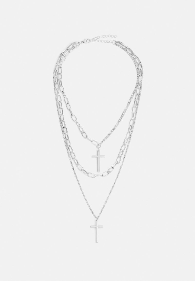 Sølvbelagt halskjede med to kjeder av forskjellige design, hver med en liten korsvedheng, med polert overflate og justerbar lengde.