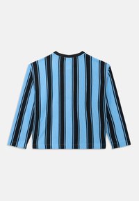 Μπλε μπλούζα με μακριά μανίκια από διχτυωτό ύφασμα με κάθετες μαύρες ρίγες. Ριμπ λαιμόκοψη και υφή στο ύφασμα με αντίθετες μαύρες λεπτομέρειες στα μανίκια.