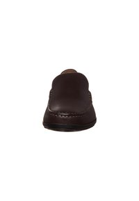 Mocassins en cuir marron avec une surface lisse, un bout arrondi et des détails en couture sur les côtés. Semelle en caoutchouc plate.