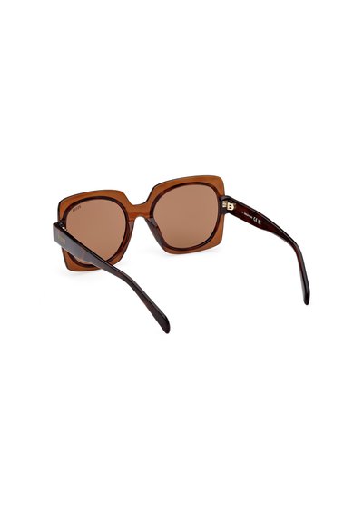 Gafas de sol de plástico marrón con montura gruesa y cuadrada y lentes marrones degradados. Patas negras elegantes con detalle del logotipo dorado en el lateral.