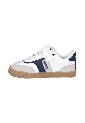 Zapatilla blanca con detalles en beige y azul marino, cinta de velcro, logo en el lateral y suela de goma natural, vista desde el lado exterior.
