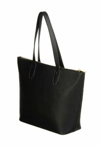 Sac cabas en cuir noir avec une surface texturée, deux longues anses, une fermeture éclair et une forme rectangulaire. Quincaillerie minimale et aucun motif visible.