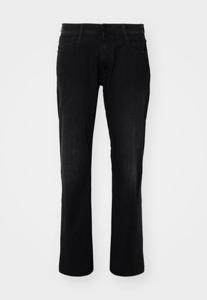 Jean en denim noir avec un design à jambe droite, cinq poches et une fermeture à bouton. Le tissu a une texture lisse avec un léger délavage.