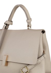 Sac à main en cuir gris avec une finition texturée, une poignée supérieure et un rabat pliable. Doté de quincaillerie dorée et d'une boucle de réglage pour la sangle latérale.