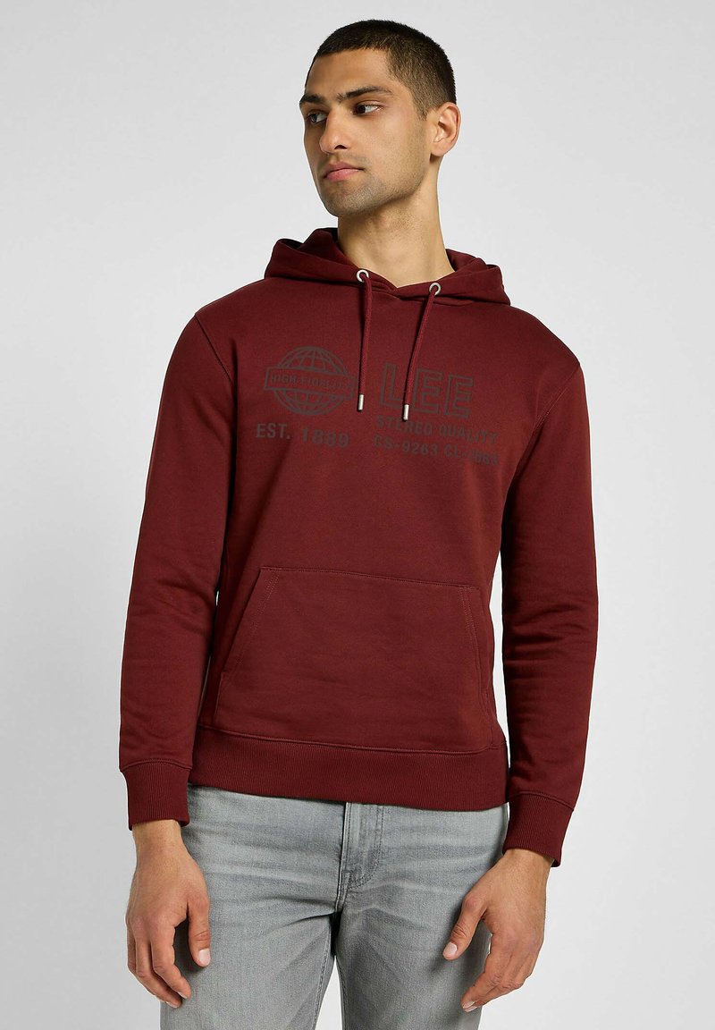 Bordowa bluza z kapturem wykonana z miękkiego materiału; posiada kieszeń kangurzą, regulowane sznurki oraz nadruk logo z przodu.