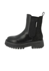 Botín Chelsea de cuero negro con suela gruesa de tracción, panel lateral elástico, tira de agarre y panel trasero texturizado perforado etiquetado "KAPORAL".