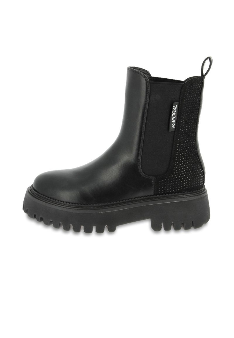 Botín Chelsea de cuero negro con suela gruesa de tracción, panel lateral elástico, tira de agarre y panel trasero texturizado perforado etiquetado "KAPORAL".
