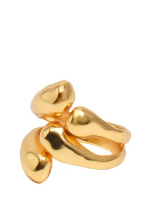 Anillo grueso pulido en tono dorado con tres bandas curvas y lisas de forma irregular que se superponen, mostrado sobre un fondo blanco.