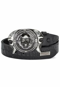 Zwarte leren riem met een gestructureerd, krokodil-embossed design. Bevat een grote metalen gesp in de vorm van een schedel met accenten aan de zijkanten.