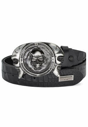 Ceinture en cuir noir avec un design texturé en relief crocodile. Elle présente une grande boucle métallique en forme de crâne avec des accents sur les côtés.