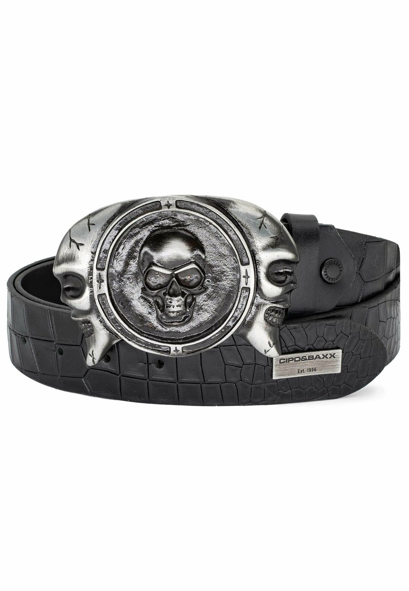 Zwarte leren riem met een gestructureerd, krokodil-embossed design. Bevat een grote metalen gesp in de vorm van een schedel met accenten aan de zijkanten.