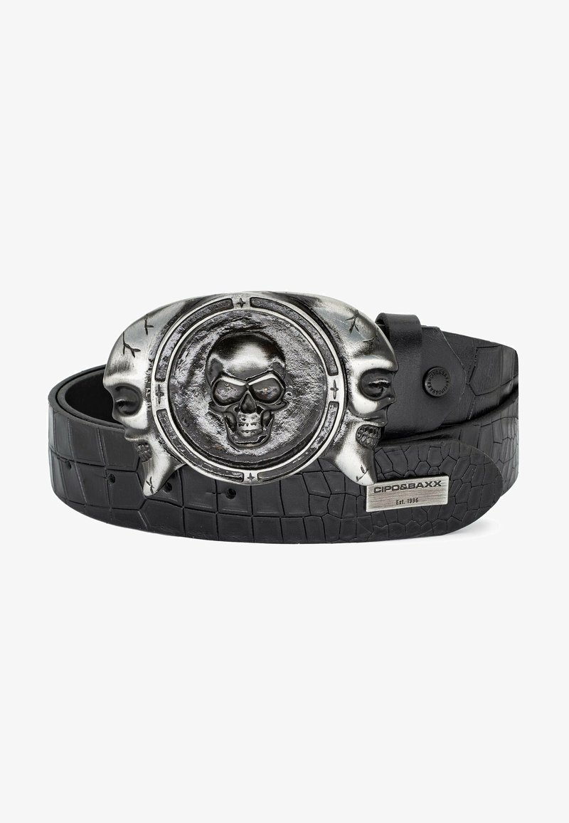 Zwarte leren riem met een gestructureerd, krokodil-embossed design. Bevat een grote metalen gesp in de vorm van een schedel met accenten aan de zijkanten.
