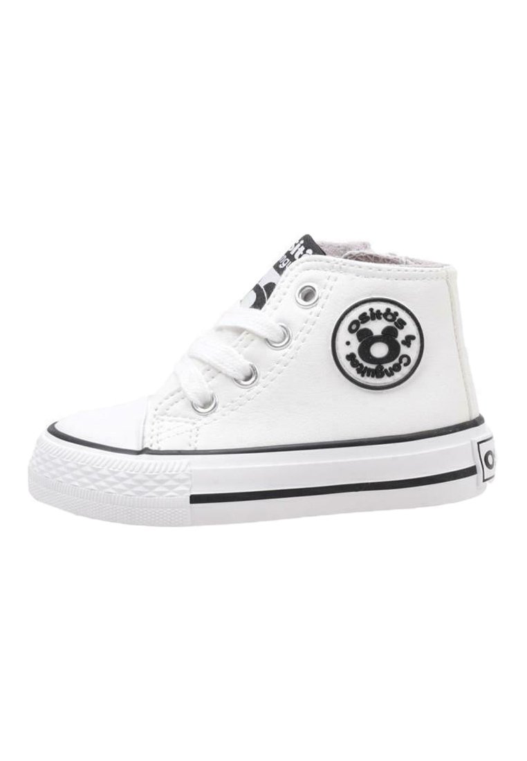 Zapatilla alta de lona blanca con suela de goma negra, puntera redonda, dos ojales blancos y parche circular con logo en el lado exterior.