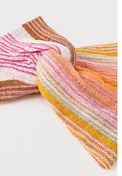 Ριγέ πλεκτό κασκόλ με αποχρώσεις ροζ, πορτοκαλί, κίτρινο, λευκό, καφέ και πράσινο, στριμμένο πάνω σε λευκό φόντο.