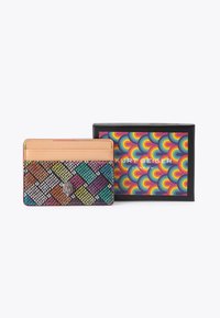 Portafoglio con motivo tessuto multicolore e una sezione superiore beige liscia. Include un dettaglio del logo in argento, confezionato in una scatola decorativa.