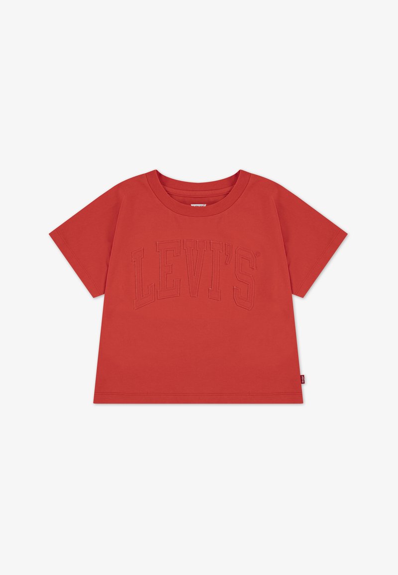 Rød bomulds t-shirt med korte ærmer og rund hals. Har et prægede "LEVI'S" logo på tværs af brystet. Glat tekstur, afslappet pasform.