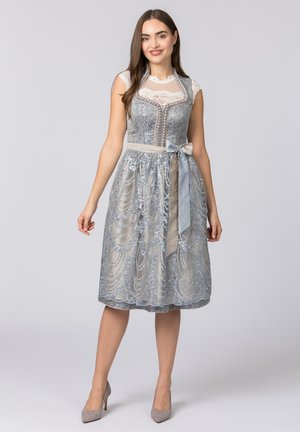 Blaues und silbernes Spitzenkleid mit floralen Stickereien, kurzen Ärmeln und einem Satinband als Gürtel. Knielanger Rock mit geschichteter Textur.