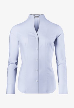 Chemise bleu clair à manches longues avec col mandarin, fermeture à boutons à l'avant et passepoil noir contrastant le long du col et des poignets.