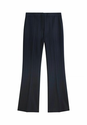 Donkerblauwe pantalon met fijne krijtstrepen, rechte iets uitlopende pijpen en een getailleerde tailleband, plat gelegd op een witte achtergrond.