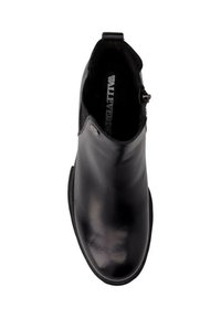 Stivale alla caviglia in pelle nera con finitura liscia, punta rotonda e cerniera laterale. Presenta un tacco leggero e una soletta imbottita per il massimo comfort.