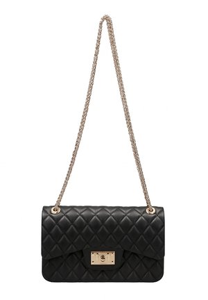 Zwarte doorgestikte schoudertas met gouden kettingriem en rechthoekige gouden sluiting op de voorslag.