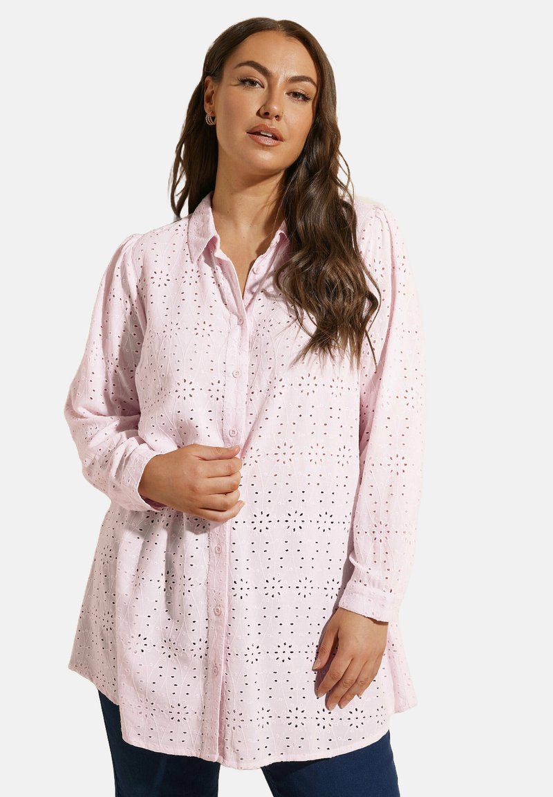 Camicia button-up rosa con motivi ad uncinetto, maniche lunghe e vestibilità rilassata. Realizzata in tessuto leggero con finitura testurizzata.