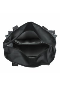 Zwarte nylon rugzak interieur met twee compartimenten, waaronder één ritsvak, met een gladde textuur en robuust ontwerp.