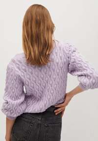 Fioletowy sweter dzianinowy z splotem warkoczowym, o luźnym kroju, z opuszczonymi ramionami i detalami ściągaczy.