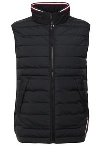 Czarna pikowana kamizelka bez rękawów z wysokim kołnierzem, zamkiem błyskawicznym z przodu, dwoma bocznymi kieszeniami oraz kontrastowymi czerwonymi i białymi akcentami na kołnierzu i bokach.