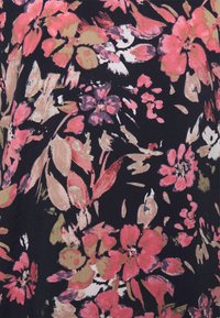 Květinová látka s velkými růžovými a fialovými květy na černém pozadí, s listovými akcenty v béžové barvě a jemnou texturou štětcového tahu.