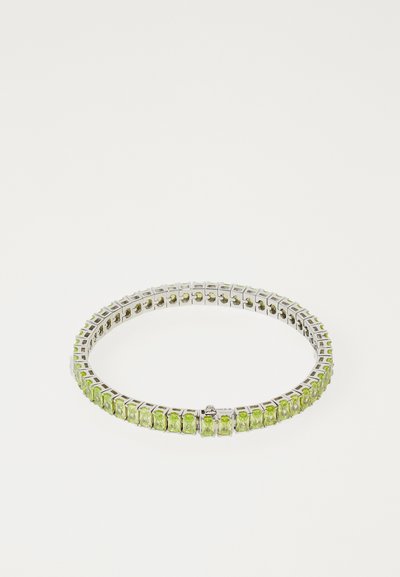 Bracelet en argent présentant des pierres précieuses vertes rectangulaires dans un design flexible, avec un fermoir sécurisé et une finition brillante.