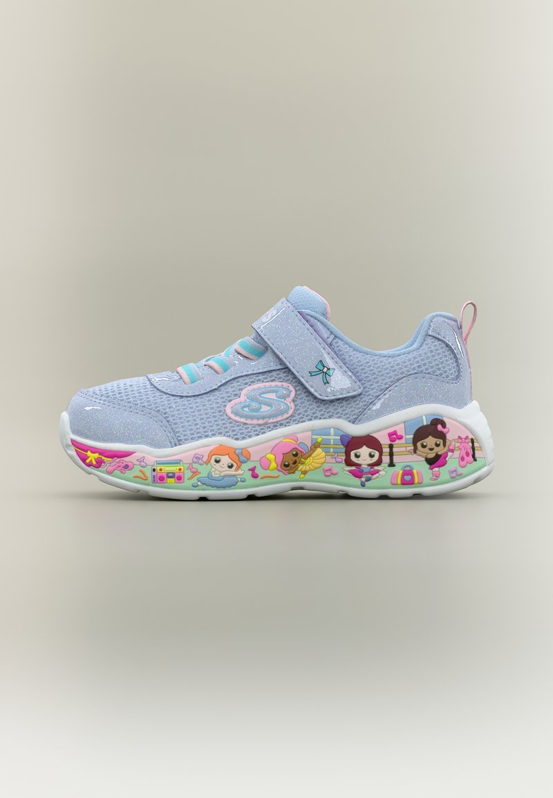 Ανοιχτό μπλε παιδικό αθλητικό παπούτσι με ροζ λεπτομέρειες, λουράκι με βέλκρο και σόλα με πολύχρωμους καρτούν χαρακτήρες και μουσικές νότες.