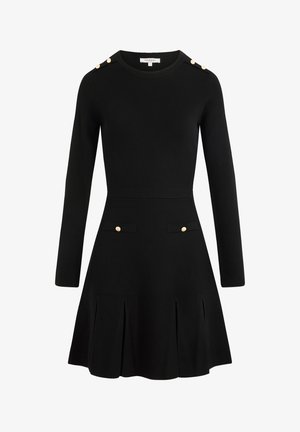 Abito lungo nero a maniche lunghe con top aderente e gonna svasata. Presenta dettagli in oro sui bottoni delle spalle e due tasche frontali decorate con bottoni dorati.