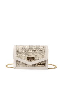 Borsa a tracolla con esterno in ecopelle color crema, motivo intrecciato sul risvolto, tracolla in catena dorata e chiusura rettangolare.