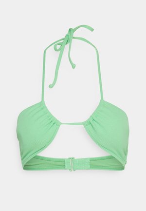 Top de bikini verde con tela texturizada, copas triangulares y tirantes ajustables. Cuenta con un cierre de snap en la parte posterior.