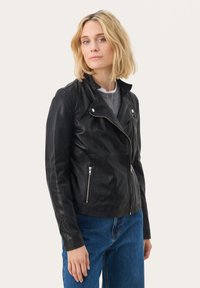 Veste de moto en cuir noir avec un col replié, une fermeture éclair asymétrique et deux poches zippées à l'avant. Texture lisse et design ajusté.