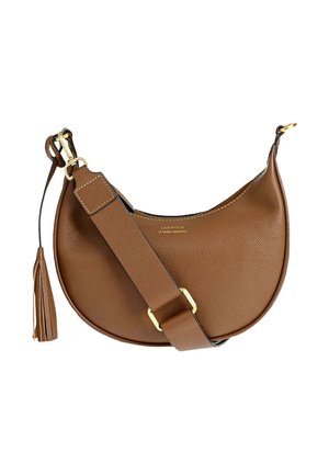 Sac bandoulière en cuir marron avec une forme incurvée, quincaillerie dorée et détail de frange. Il dispose d'une sangle réglable et d'une surface texturée.