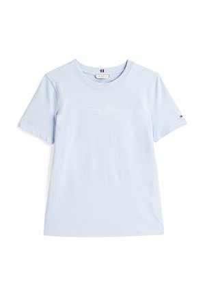 T-shirt en coton bleu clair à manches courtes, col rond, avec le texte du logo "Tommy Hilfiger" sur le devant. Petite accent du drapeau sur la manche.