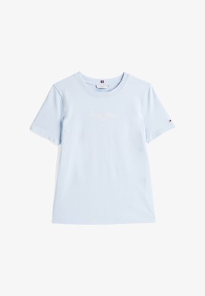 T-shirt en coton bleu clair à manches courtes, col rond, avec le texte du logo "Tommy Hilfiger" sur le devant. Petite accent du drapeau sur la manche.