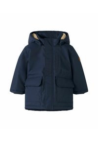 Cazadora parka de color azul marino con capucha forrada de pelo sintético, cierre frontal con cremallera y dos grandes bolsillos de solapa. Presenta un pequeño logo bordado en la manga.