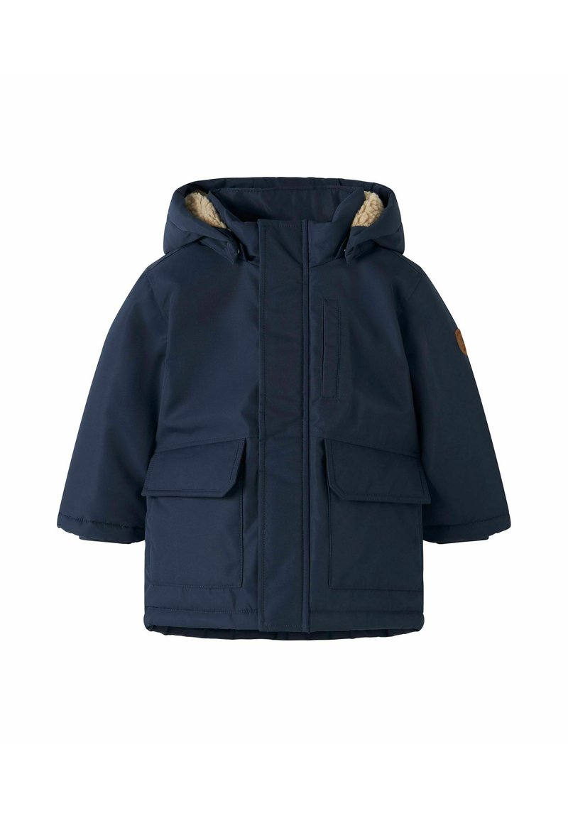 Cazadora parka de color azul marino con capucha forrada de pelo sint�ético, cierre frontal con cremallera y dos grandes bolsillos de solapa. Presenta un pequeño logo bordado en la manga.