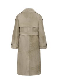 Trench-coat long beige avec ceinture à la taille, épaulettes, brides de poignets avec boutons et rabat pare-pluie à l'arrière.