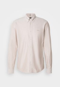 Lichtbeige overhemd met lange mouwen en knoopsluiting, voorzien van een kraag, gestructureerde stof en subtiele logo-borduursels op de borst. Witte knopen.