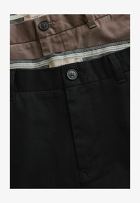 Valittu, neutral black