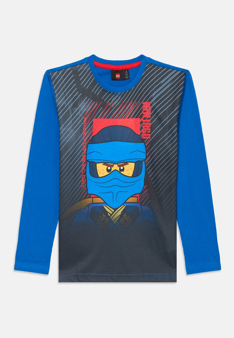 Mėlynas ilgomis rankovėmis marškinis su juodu priekinio skydelio, ant kurio pavaizduotas LEGO nindzė su mėlynu kauke ir geltonomis akinių lempomis, apsuptas raudonų ir mėlynų linijų.